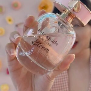Jessica Vania Instagram - @katespadeny ‘Bloom’ is officially launched in Indonesia. And it’s perfect for those of you who’s looking for a floral fruity fragrance💐🍏

Type scent yang cocok banget untuk daily. Mix dari green apple, orange, camelia & sandalwood kayak gambarin wanita cheerful, sweet & easy going. So check their pop up booth at GI level 1, and go grab yours🩷
#KateSpadeBloom #KateSpade
📸: as always master @windysucipto 😂