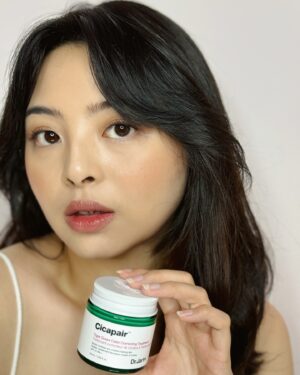 Jessica Vania Instagram - i can proudly said “my skin but better” with @drjart_id (ps: seriusan take foto ini gak pake foundation at all! Basenya hanya cicapair correcting cream)

Hafal lah ya seberapa sering aku curcol tentang kondisi kulitku yang kadang ngamuk kadang bagus. Dan Series Cicapair ini jadi my go to skincare bgt krn kandungan utamanya adalah Centella Asiatica & Allantoin.
Jadi instantly meratakan, menetralkan kemerahan kulit dan disaat bersamaan bisa menenangkan kulit yang sensitive/berjerawat plus memperbaiki skin barrier.

Dan seneng banget gak perlu jauh-jauh PO karena bukan cuma udah hadir di Indonesia aja, tapi mereka udah available di Shopee Premium! Please grab it now! Karena cuma sampe tanggal 5 ini aja mereka ada promo gila-gilaan banget🔥💚
Siapa tim THE OG cicapair dr jart disini?👇🏼

#DrJartID #DrJartCicapair