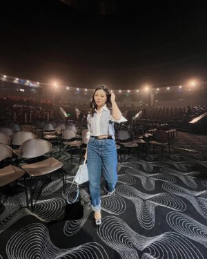 Jessica Vania Instagram - “Memang tugas suami ya fotoin istri. Habis perform di tepukin tangan, eh ujung2nya balik lagi fotoin istri” - ES
-
Padahal ootd dia udah kayak habis fan meeting loh pake segala pegang bunga, endingnya dimintain tolong lagi, love you be!🤪