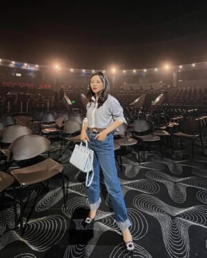 Jessica Vania Instagram - “Memang tugas suami ya fotoin istri. Habis perform di tepukin tangan, eh ujung2nya balik lagi fotoin istri” - ES
-
Padahal ootd dia udah kayak habis fan meeting loh pake segala pegang bunga, endingnya dimintain tolong lagi, love you be!🤪