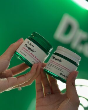 Jessica Vania Instagram - i can proudly said “my skin but better” with @drjart_id (ps: seriusan take foto ini gak pake foundation at all! Basenya hanya cicapair correcting cream)

Hafal lah ya seberapa sering aku curcol tentang kondisi kulitku yang kadang ngamuk kadang bagus. Dan Series Cicapair ini jadi my go to skincare bgt krn kandungan utamanya adalah Centella Asiatica & Allantoin.
Jadi instantly meratakan, menetralkan kemerahan kulit dan disaat bersamaan bisa menenangkan kulit yang sensitive/berjerawat plus memperbaiki skin barrier.

Dan seneng banget gak perlu jauh-jauh PO karena bukan cuma udah hadir di Indonesia aja, tapi mereka udah available di Shopee Premium! Please grab it now! Karena cuma sampe tanggal 5 ini aja mereka ada promo gila-gilaan banget🔥💚
Siapa tim THE OG cicapair dr jart disini?👇🏼

#DrJartID #DrJartCicapair