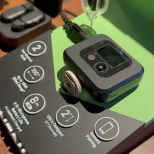 Jessica Vania Instagram - Calling out all of the content creators! Kita udah gak perlu lagi masuk ke lemari baju, stress nunggu burung tetangga berisik cuat cuit pas mau ngonten atau panik lupa charge mic! Karena ada @shure move mic ini, sizenya kecil pol, compact dan cocok buat kaum satset. Bener-bener definisi ada harga ada kualitas. Suara bising kalo udh kena noise cancellationnya lgsg kedapp poll. Mending mulai invest deh ke move mic gak nyesel kok beneran! 
Cek @swarabangunsolusi buat details lainnya😚