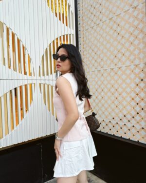 Jessica Vania Instagram - my very first loro piana, jatuh kepada charms walk babouche loafers. Udah ngincer lama sebetulnya yang summer loafers dengan warna sandstone tapi kemarin di komporin akhirnya ambil lah yang ini. Fun factnya, aku type yang kurang berani keluar dari zona nyaman kalo urusan outfit. Kadang udh berani, sampe depan pintu rumah lari balik lagi buat ganti😌. Jadi pas habis dibeliin ini sama paksuami, besok harinya langsung mau ku jual!😂Secara warna ga pede, bentuk juga bikin mikir 10x pas mau pake (ya maklum anak heels bener soalnya)

Tapi beruntung punya temen2 yang baik. Pada bilang udah belajar PD aja jangan dijual, belajar berani keluar dari zona nyaman. Dan sekarang aduh, sukak puooll ga nyesel samsek punya ini. Buat yang lagi mikir beli babouche ini, bener-bener pilihan tepat! Empuk, makin dipake ngikutin kaki, gak ada rasa sakit ketarik atau bikin BT pas dibawa jalan. Udah terbukti per hari dibawa jalan 12.000 langkah dan aman sentosa. Sekian review singkat padat dan jujur dari saya bye👋🏼
