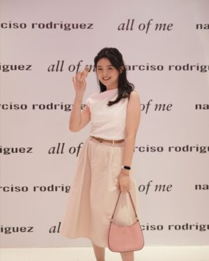 Jessica Vania Instagram - Unveiling my new perfume🌹
a perfect blend of feminine rosy, geranium bourbon, tuberose & soft musky scent. Yes, ‘all of me’ loves @narciso_rodriguez @luxasia.idn
#narciscorodriguez #luxasiaindonesia