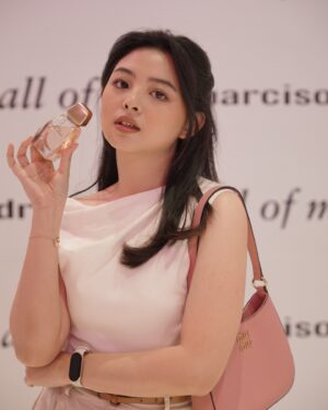 Jessica Vania Instagram - Unveiling my new perfume🌹
a perfect blend of feminine rosy, geranium bourbon, tuberose & soft musky scent. Yes, ‘all of me’ loves @narciso_rodriguez @luxasia.idn
#narciscorodriguez #luxasiaindonesia