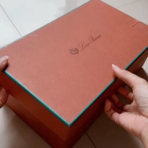 Jessica Vania Instagram - my very first loro piana, jatuh kepada charms walk babouche loafers. Udah ngincer lama sebetulnya yang summer loafers dengan warna sandstone tapi kemarin di komporin akhirnya ambil lah yang ini. Fun factnya, aku type yang kurang berani keluar dari zona nyaman kalo urusan outfit. Kadang udh berani, sampe depan pintu rumah lari balik lagi buat ganti😌. Jadi pas habis dibeliin ini sama paksuami, besok harinya langsung mau ku jual!😂Secara warna ga pede, bentuk juga bikin mikir 10x pas mau pake (ya maklum anak heels bener soalnya)

Tapi beruntung punya temen2 yang baik. Pada bilang udah belajar PD aja jangan dijual, belajar berani keluar dari zona nyaman. Dan sekarang aduh, sukak puooll ga nyesel samsek punya ini. Buat yang lagi mikir beli babouche ini, bener-bener pilihan tepat! Empuk, makin dipake ngikutin kaki, gak ada rasa sakit ketarik atau bikin BT pas dibawa jalan. Udah terbukti per hari dibawa jalan 12.000 langkah dan aman sentosa. Sekian review singkat padat dan jujur dari saya bye👋🏼