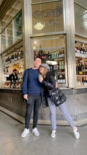 Jessica Vania Instagram - Happy 5th anniversary @echasoemantri ah, how time flies so fast. Setiap hari selalu amazed sama Tuhan Yesus yang kasih suami sebaik kamu. Selalu clingy sama istrinya. Tidur maunya nempel, gak bisa kepisah sebentar nyariin. Pagi-pagi istrinya ke toilet bentar, dia bisa ikutan kebangun nyariin “bebe mana bebe mana”🥹

Thank you be, dari pacaran sampe hari ini gak pernah berubah dan berkurang semuanya. Dari masih suka bukain pintu mobil, masih pula hobi jailin istri sampe nangis🙃. Aku berdoa pernikahan kita gak hanya indah buat kita ber-2 tapi juga selalu bisa jadi berkat buat sekitar kita. 
Cheers for another year of love, laughter, happiness and memories!😚✨