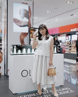 Jessica Vania Instagram - Welcoming the relaunch of @olaplex.indonesia ! Selama ini kalo pake olaplex selalu di irit-irit karena repot belinya harus jastip, and now available at @sephoraidn @luxasia.idn 🥹❤️

Please cobain their No. 4D Clean Volume Dry Shampoo and thank me later! Sepanjang aku pake dry shampoo, ini ter-the best. Adds volume to your hair (of course!), oil-free and.. RESIDUE FREE😭(jadi gak ada putih-putih kayak ketombe di rambut)

Plus kalo kamu suka styling rambut, cobain deh No. 6(bond smoother) & 7 (hair oil). Rambut kamu yang susah di atur langsung auto nurut dan pastinya batang rambut kamu makin sehat dan kuat. Eh iya inget ya, produk olaplex gak hanya untuk damage hair, tapi normal hair pun bisa pake kok🤍
📸: siapa lagi kalo bukan kak @windysucipto 
#StrengthStartInside #Olaplex #OlaplexID #Luxasia