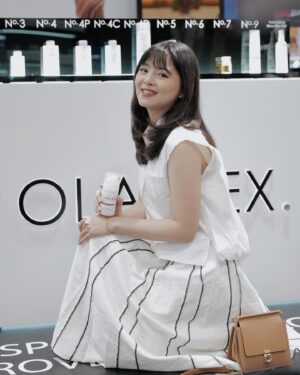 Jessica Vania Instagram - Welcoming the relaunch of @olaplex.indonesia ! Selama ini kalo pake olaplex selalu di irit-irit karena repot belinya harus jastip, and now available at @sephoraidn @luxasia.idn 🥹❤️

Please cobain their No. 4D Clean Volume Dry Shampoo and thank me later! Sepanjang aku pake dry shampoo, ini ter-the best. Adds volume to your hair (of course!), oil-free and.. RESIDUE FREE😭(jadi gak ada putih-putih kayak ketombe di rambut)

Plus kalo kamu suka styling rambut, cobain deh No. 6(bond smoother) & 7 (hair oil). Rambut kamu yang susah di atur langsung auto nurut dan pastinya batang rambut kamu makin sehat dan kuat. Eh iya inget ya, produk olaplex gak hanya untuk damage hair, tapi normal hair pun bisa pake kok🤍
📸: siapa lagi kalo bukan kak @windysucipto 
#StrengthStartInside #Olaplex #OlaplexID #Luxasia