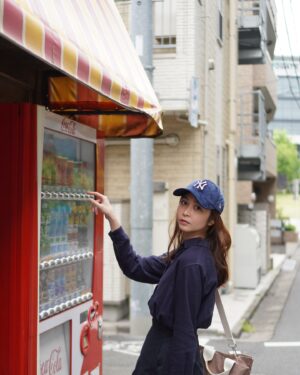 Jessica Veranda Tanumihardja Instagram - Kopi kaleng dari vending machine ku masukan dalam saku.
