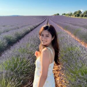 Jessie Fong Win-Lam Instagram - 今年終於可以7月嚟薰衣草田留倩影🤭

#lamlam✈️
#震懾眼球
#薰衣草
#lavender