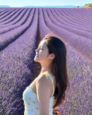Jessie Fong Win-Lam Instagram - 今年終於可以7月嚟薰衣草田留倩影🤭

#lamlam✈️
#震懾眼球
#薰衣草
#lavender