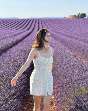 Jessie Fong Win-Lam Instagram - 今年終於可以7月嚟薰衣草田留倩影🤭

#lamlam✈️
#震懾眼球
#薰衣草
#lavender