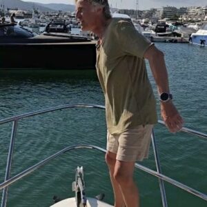 Jesús Calleja Instagram - Amigos estoy en Ibiza y lo primero que hago al llegar a la isla, es ir a ver a una amiga @benibeca_official que me flipa el rollazo que tiene su ropa, ella lo diseña y lo fabrica. Es que me veo guapooo jajajajaja que look os gusta más?