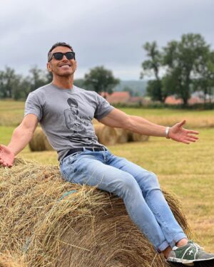 Jesús Vázquez Instagram - Lo tengo claro. Soy mas de campo que las amapolas🐔🌻🐮🇫🇷😃