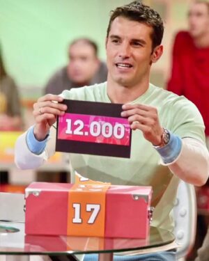 Jesús Vázquez Instagram - Euros, euros, dubi du 🎶🎼🎵
por fin vuelve Allá Tú! 
El concurso más loco, divertido y emocionante de la tele! Uno de los programas donde más feliz he sido y sin duda uno de los más importantes de mi carrera♥️😊nos vemos muuuuuy pronto en @mediasetcom !!!