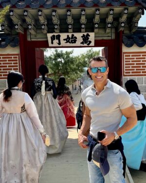 Jesús Vázquez Instagram - Por fin en Seúl!🇰🇷🌸
El sueño de conocer Corea, una de las culturas más fascinantes de Asia, cumplido al fin. Y encima coincidiendo con la floración del cerezo!!!😄♥️🇰🇷🌸