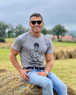 Jesús Vázquez Instagram - Lo tengo claro. Soy mas de campo que las amapolas🐔🌻🐮🇫🇷😃