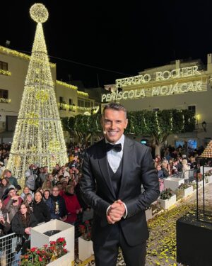 Jesús Vázquez Instagram - ✨¡No os podéis perder la maravillosa iluminación que 
vivimos en Mojácar!✨Estad atentos esta noche en Telecinco😊#JuntosBrillamosMas #FerreroRocher @ferrerorocher.es
#publi