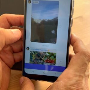Jesús Vázquez Instagram - Svetlana y Olev rondan los setenta. Han trabajado toda su vida, como tantos y tantos abuelos. Él en la construcción, ella en lo que iba saliendo. A base de duro esfuerzo construyeron un hogar, criaron a sus hijos, les ayudaron a volar solos, vieron nacer a sus nietos, como tantos y tantos abuelos...
Consiguieron esquivar la Guerra del Dombás, allá por 2014, pero esta vez, las bombas rusas les han dado de lleno.
Veo a través de su móvil como su casa, el barrio, la vida cotidiana, sus vecinos, todo ha sido arrasado. Han tenido que cruzar la frontera con lo puesto, con un brillo en los ojos que no se va, un brillo de haber llorado mucho, un destello de pena y de rabia….
Me dicen cuando les pregunto, que se van a Irlanda, a trabajar, a empezar de cero, a sus setenta, aseguran que volverán a levantar las paredes de su casa. Y a mi se me rompe algo dentro, se me quiebra el alma….♥️🇺🇦
@eacnur