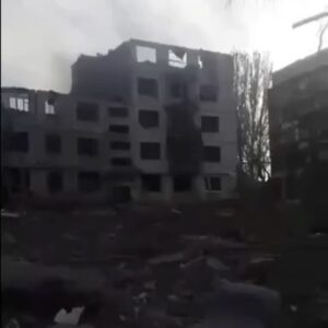 Jesús Vázquez Instagram - Svetlana y Olev rondan los setenta. Han trabajado toda su vida, como tantos y tantos abuelos. Él en la construcción, ella en lo que iba saliendo. A base de duro esfuerzo construyeron un hogar, criaron a sus hijos, les ayudaron a volar solos, vieron nacer a sus nietos, como tantos y tantos abuelos...
Consiguieron esquivar la Guerra del Dombás, allá por 2014, pero esta vez, las bombas rusas les han dado de lleno.
Veo a través de su móvil como su casa, el barrio, la vida cotidiana, sus vecinos, todo ha sido arrasado. Han tenido que cruzar la frontera con lo puesto, con un brillo en los ojos que no se va, un brillo de haber llorado mucho, un destello de pena y de rabia….
Me dicen cuando les pregunto, que se van a Irlanda, a trabajar, a empezar de cero, a sus setenta, aseguran que volverán a levantar las paredes de su casa. Y a mi se me rompe algo dentro, se me quiebra el alma….♥️🇺🇦
@eacnur