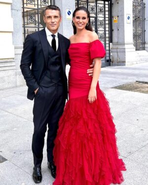 Jesús Vázquez Instagram - Hoy presentamos a la prensa Para toda la vida: The bachelorette♥️🌹
Muyyyyy pronto😊ayudaré a Sheila a encontrar el amor…que es lo más bonito de la vida!!!😊♥️🌹