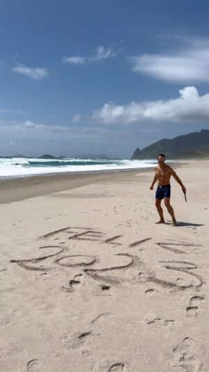 Jesús Vázquez Instagram - Lo mejor de lo mejor para tod@s desde este precioso rincón del planeta🌏
Feliz 2023!!!✨🥂🎉🥳
♥️New Zealand😍🇳🇿🥝
