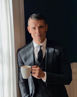 Jesús Vázquez Instagram - Momento de relax entre grabaciones☕️😊♥️