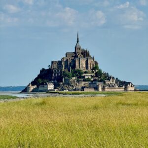 Jesús Vázquez Instagram - Conociendo, por fin!! El Mont Saint Michel (Normandía, Francia🇫🇷), una auténtica maravilla, Patrimonio de la Humanidad, que empezó a construirse hace más de 1.000 años♥️