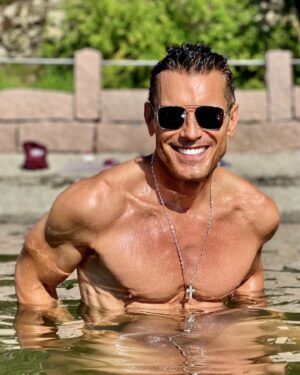 Jesús Vázquez Instagram - Piscineando🏊‍♀️😎♥️