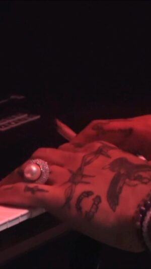 Jhay Cortez Instagram - 🦇🌛🦇🌒🦇♈️🦇🎸🦇🏴‍☠️🦇☠️🦇💀🦇🍄🦇🌙🦇🌝🥀 🌞