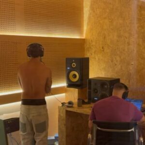 Jhay Cortez Instagram - Mi Vida un poco Rockstar….