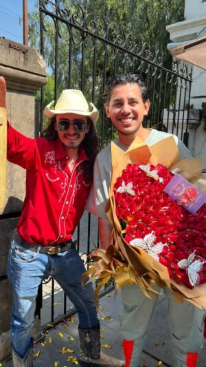 Jhonny Caz Instagram - Una vida entera te regalaría si vuelvo a nacer y si yo pudiera te pondría todo el mundo a tus pies… han sido 4 años a tu lado construyendo un camino por el cual estoy seguro hacia donde quiero ir de tu mano. Contigo quiero crear sueños, vivir nuevas experiencias, mi deseo siempre será apoyarte, entenderte, verte crecer y amarte, seguiré celebrándote en cada aspecto de tu vida, te amo infinitamente mi pedacito de cielo… ♥️👬