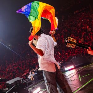Jhonny Caz Instagram - El día de hoy puedo gritar que me acepto, me amo y me siento ORGULLOSO DE SER QUIEN SOY 🏳️‍🌈 

Ama libre, sin miedo y con todos tus colores! 

Stylist: @rubensepulvedaoficial