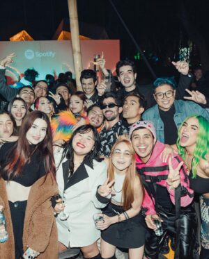 Jhonny Caz Instagram - 10 años de spotify en México, pos hacemos peda 🇲🇽 😛 🍻