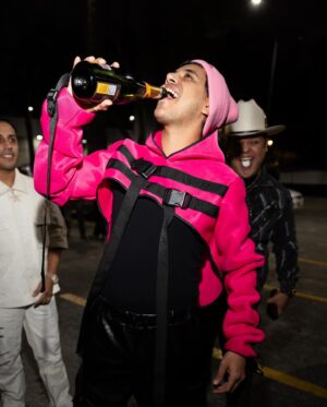 Jhonny Caz Instagram - 10 años de spotify en México, pos hacemos peda 🇲🇽 😛 🍻