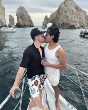 Jhonny Caz Instagram - Excelentes vacaciones 😎, que chulada de familia 🤩 ahora si con la pila recargada la incitar la gira 2024 de Grupo Firme!