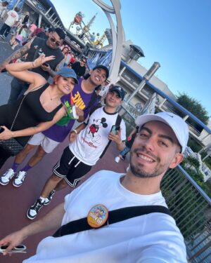 Jhonny Caz Instagram - Tú eres mi lugar más feliz del mundo 🏰 💙