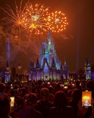 Jhonny Caz Instagram - Tú eres mi lugar más feliz del mundo 🏰 💙