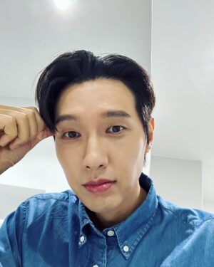 Ji Hyun-woo Instagram - 오늘 하루도 수고하셨습니다.
퇴근합시다~!^^
산책도 하고 건강하고 몸에 좋은 거 챙겨 먹고 하루를 잘 마무리 합시다^.~
#지현우#사거리그오빠#산책#처음마주하는감정#오빠시대#MC오빠#밴드