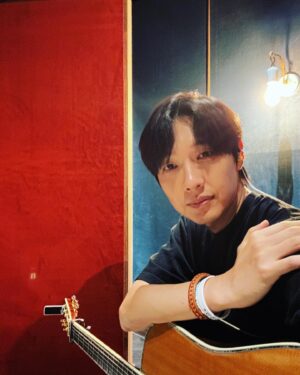 Ji Hyun-woo Instagram - 추석 명절 잘 보내고 계신가요?
사랑하는 사람들과 맛있는 음식도 드시고~! 쉬면서 2023년 마무리는 어떻게 보내고 싶으신지도 생각해보시고 올 한해도 잘 버텨온 나에게 고마워 하는 시간도 보내시길 바래요🤗
#사거리그오빠#지현우#기타#보컬#녹음#신곡#밴드
떨어져 있어도 연결 될 수 있는 작업을 계속 해 나가고 있다^.~