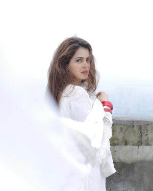 Jigyasa Singh Instagram - Ishq wala safed 🕊️

📸 @portraitdeewana