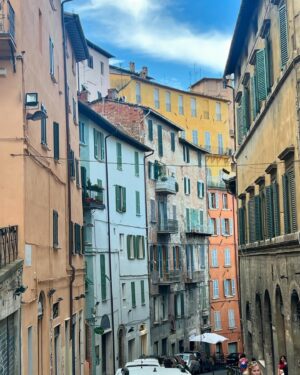 Jill Johnson Instagram - En sista kväll i Italien för den här gången. Vilken underbar resa. Mattias är en Google-kung och hittar de mest fantastiska platser. Känns som att allt är vackert i Italien. 

Ännu en gång lyckas vi blanda jobb och semester på bästa sätt. Jag har till och med läst en bok de här dagarna. Så tacksam ! Livet🙏🏼🇮🇹❤️

Imorgon reser jag hem mot Eds countryfestival 🤩 och Mattias reser vidare till USA.  Arrivederci!! 😎