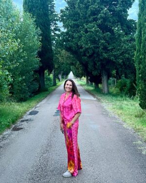Jill Johnson Instagram - En sista kväll i Italien för den här gången. Vilken underbar resa. Mattias är en Google-kung och hittar de mest fantastiska platser. Känns som att allt är vackert i Italien. 

Ännu en gång lyckas vi blanda jobb och semester på bästa sätt. Jag har till och med läst en bok de här dagarna. Så tacksam ! Livet🙏🏼🇮🇹❤️

Imorgon reser jag hem mot Eds countryfestival 🤩 och Mattias reser vidare till USA.  Arrivederci!! 😎