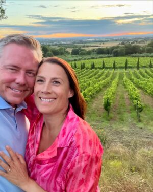 Jill Johnson Instagram - En sista kväll i Italien för den här gången. Vilken underbar resa. Mattias är en Google-kung och hittar de mest fantastiska platser. Känns som att allt är vackert i Italien. 

Ännu en gång lyckas vi blanda jobb och semester på bästa sätt. Jag har till och med läst en bok de här dagarna. Så tacksam ! Livet🙏🏼🇮🇹❤️

Imorgon reser jag hem mot Eds countryfestival 🤩 och Mattias reser vidare till USA.  Arrivederci!! 😎