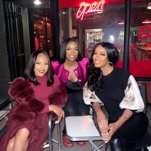 Jill Marie Jones Instagram - THESE WOMEN!!! 
🔥🔥🔥🔥🔥🔥🔥🔥🔥🔥🔥

Every single one of you mean something different to me. Preeminent… not necessarily above but aligned together in Womanhood. Your sheer presence is more than one could ask for. I mean that from the purest part of my soul. 

The adoration and admiration that I have for all of you is beyond measure. Keep doing ALL that you do. We Are On Fire!!! 🔥🔥♥️

Lots of Love… 
and Huge Hugs & Big Red Kisses from me💋 

@shothechi 
@paramountplus 
@hillmangrad 
@lenawaithe 

@mslynnwhitfield 
@kandi 
@hannahahall 
@birgundi_baker 
@officialjudaeabrown 
@karenlynnmakeup 
@katrinadstylist 
@q.robinsonstyle 
@mercedes_robeta 

Seasons 7 is coming in HOT!!! Stay tuned 😜

#TheChi6Shares 🤘🏾
#BIANCA ♥️