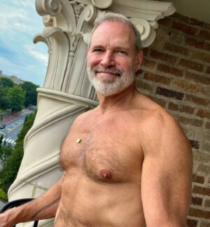 Jim Newman Instagram - Just hanging on my balcony with crazy beautiful ornate columns. #dc #killerpar #goodfriends #thankskeith