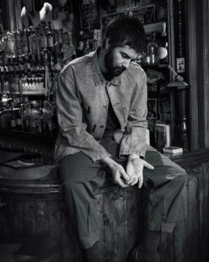 Jim Sturgess Instagram - Talking about films, acting, witchcraft and my music project @king_curious_music 

Full interview and Photoshoot over at @avermagazine 

Photos by @lee_malone_photography 
Styling by @olgatimofejeva 

X