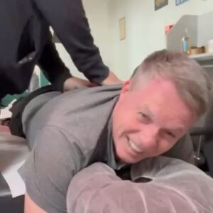 Jimmy Kelly Instagram - Liebe Freunde, 
als offiziell ‚ältester Teilnehmer an der Wok-WM‘ bekommt man schon mal eine kleine Sonderbehandlung…trotz der unbändigen Muskeln! 🛷😉💪🏻✌🏻

Schaltet heute Abend um 20.15 Uhr unbedingt @prosieben ein und drückt @joeykelly.official @lukelly.official @gabrielkelly_official und mir die Daumen! 🥳 

God bless, Euer mutiger Jimmy 😎

Danke an @primephysioconsulting 
#wokwm2023 #jimmykelly #wokopa #donttrythisathome #tv #prosieben #whyamiactuallydoingthis #familyfun #lovemynephews #kellyfamily #thekellyfamily