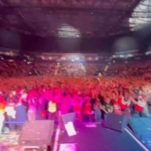Jimmy Kelly Instagram - Haaaaamburg! 🚀🥇✌🏻Was für eine Stimmung! 😲🥳🙌🏼
#thankyouthankyouthankyou 
God bless, Euer liebster Kelly Jimmy 🤓
#jimmykelly @barclaysarena #hamburg #thankful #kellyfamily #thekellyfamily #ontheroadwithjimmy #amazingcrowd #theselfiekinghimself #youguysrockedit @thekellyfamilyofficial #dankefüralles